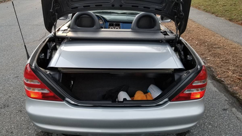 Illustration for article titled At $8,200, Could This 2001 Mercedes SLK320 be a Hardtop Convertible That’s Hard to Beat?